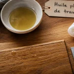 Huile plan de travail sur plan de travail en chêne, application entre deux couches