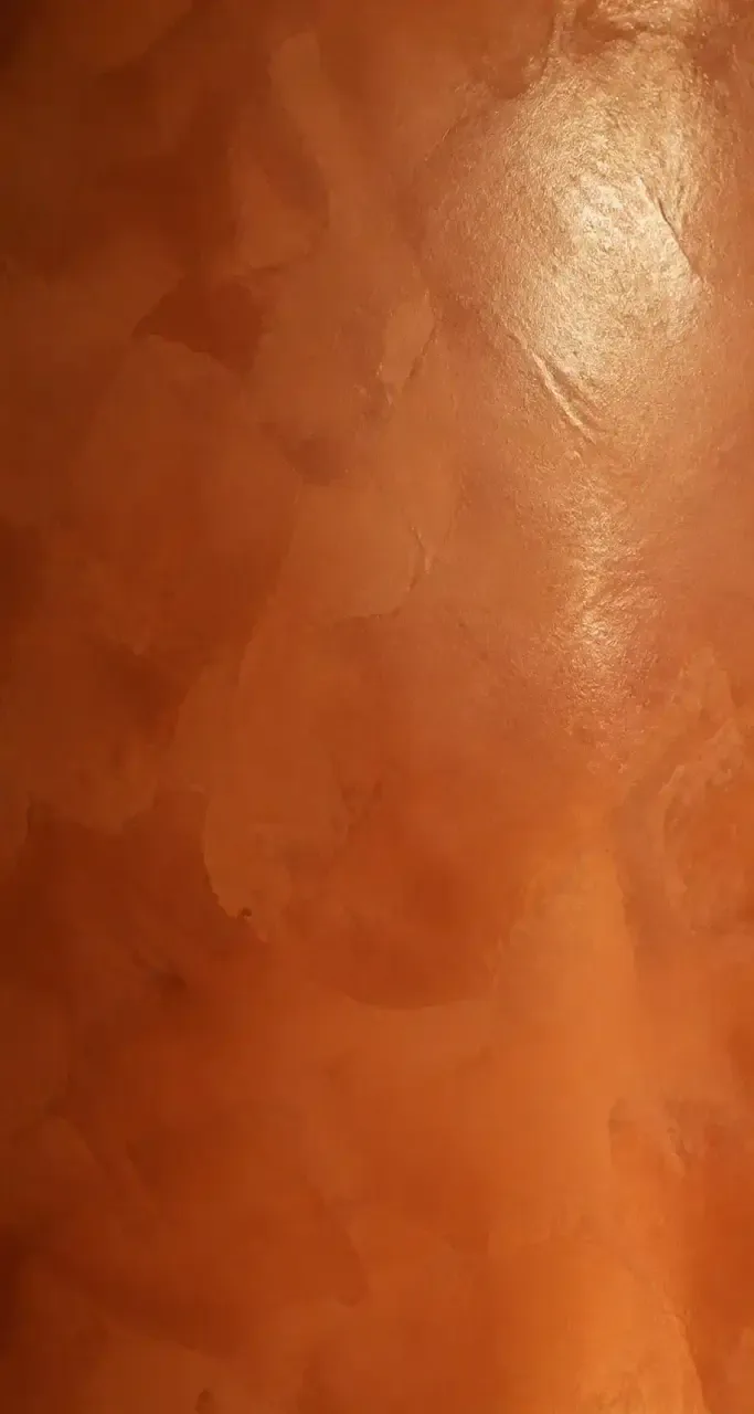 Texture d'un tadelakt marocain teinté terre de Sienne, poli à la pierre d'agate
