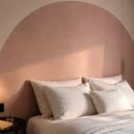 Tete de lit peinte en arche, chambre rose poudré