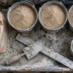 Dosage pour mortier : ciment, sable et eau en seaux