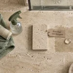 Hydrofuge travertin interieur non filmogène, goutte d’eau sur pierre