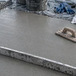 Lisser le beton : taloche et truelle pour une surface sans traces