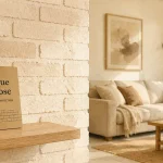 Mur interieur en brique claire avec relief et joints visibles