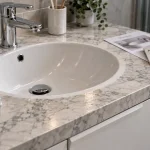 Plan de travail salle de bain en stratifié effet marbre, pose et dimensions