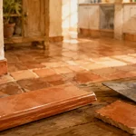 Sol en terre cuite, carreaux et joints, teinte sable et rouge brique