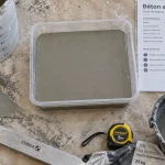 beton autonivelant : seau et truelle, béton fluide sans vibration, coffrage étanche