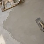 Cuisine béton ciré sur carrelage, préparation des joints